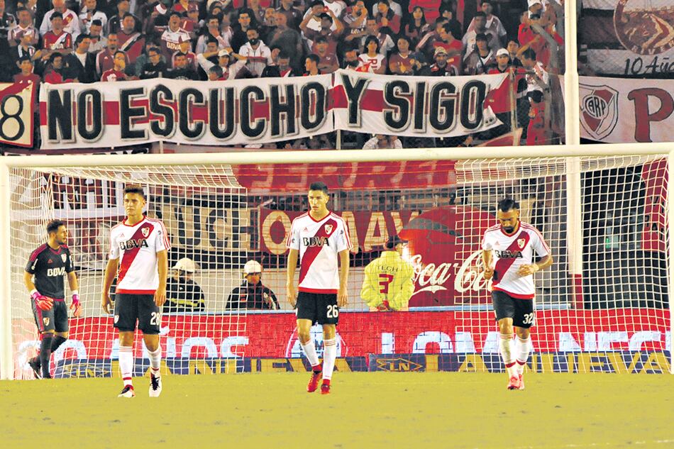 Los jugadores de River no logran entender qué sucedió con el gol de Sarmiento.