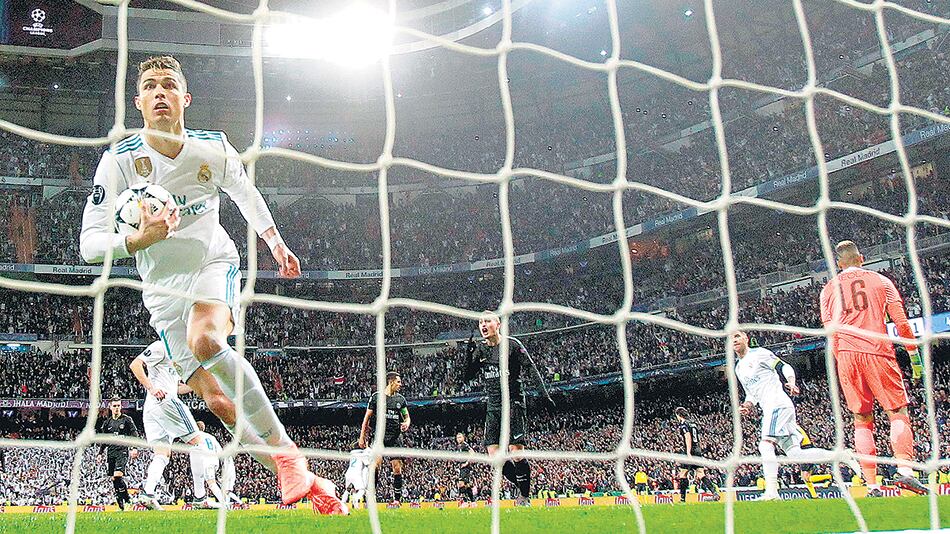 Ronaldo festeja su gol de penal, sancionado a Lo Celso por una falta a Kroos.