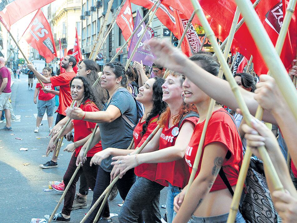 Había varios varios carteles con el lema “fuerza docentes”.