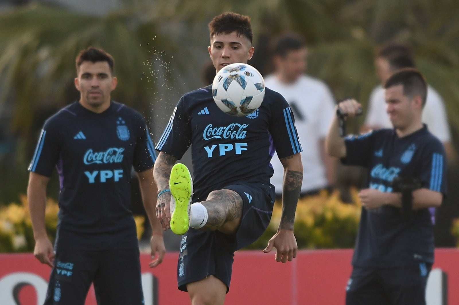 Enzo Fernández juega con la pelota. El del Chelsea, pieza clave del mediocampo, sector intocable de La Scaloneta.