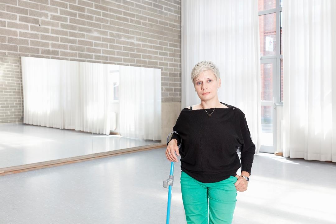 Debido a una osteoporosis, Cunningham usa muletas desde los 14 años