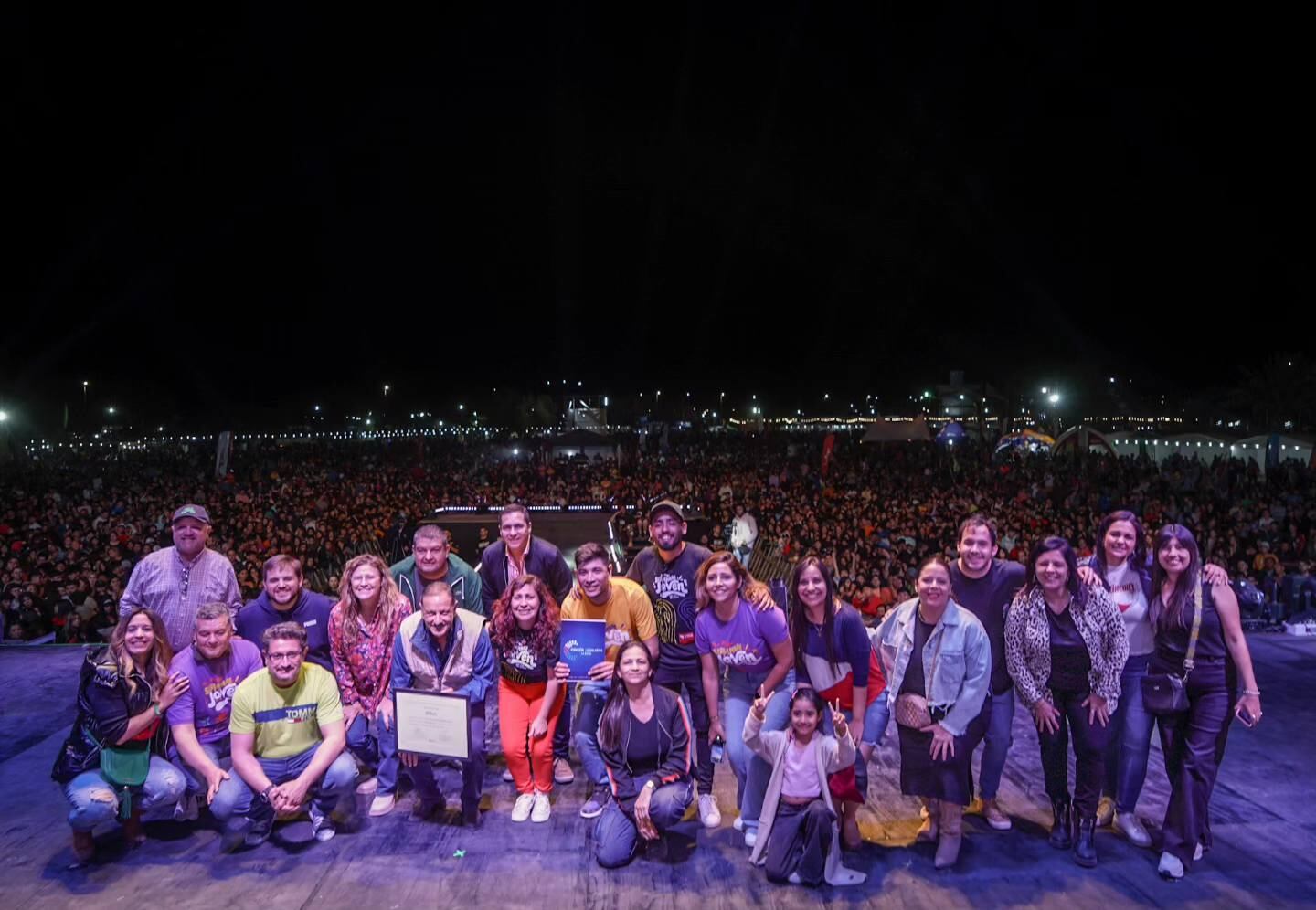 Funcionarios y organizadores celebrando a consagración de Septiembre Joven como Festival Nacional.