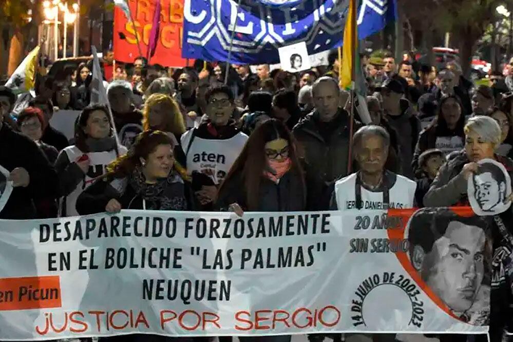 La movilización fue encabezada por Asunción y Mercedes Ávalos, padre y hermana del estudiante.