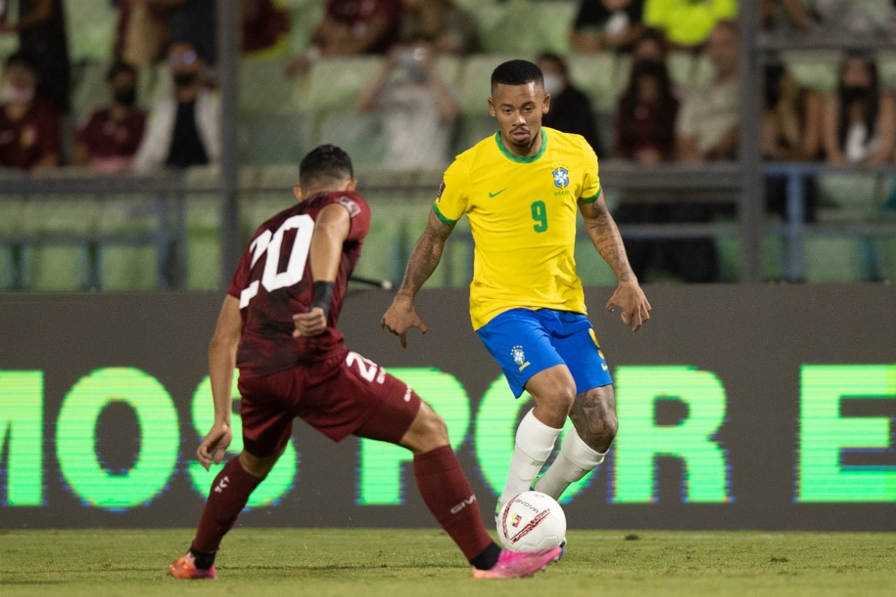 Gabriel Jesús controla la pelota