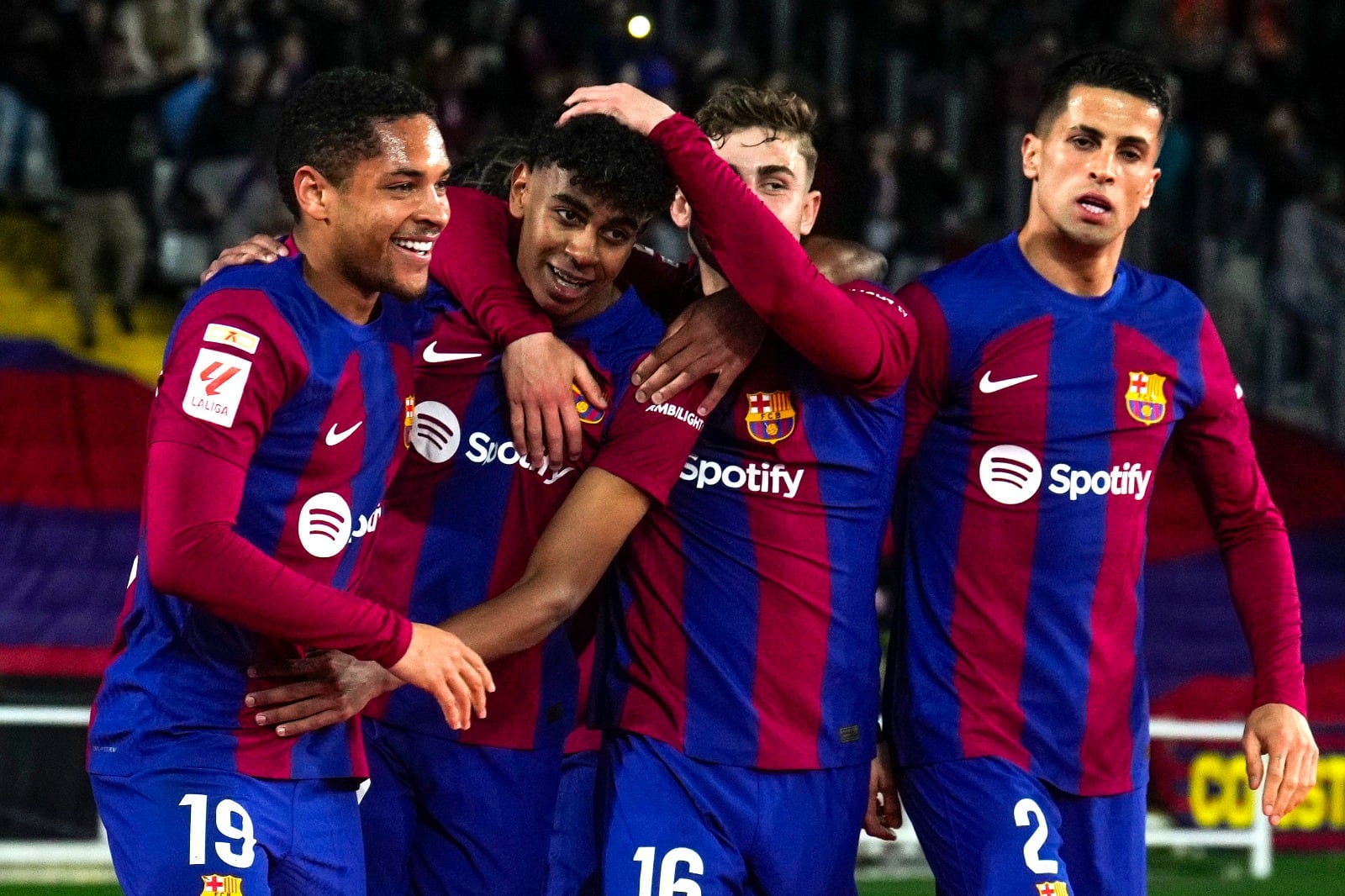 Todos los abrazos son para el juvenil Yamal, artífice de la victoria culé