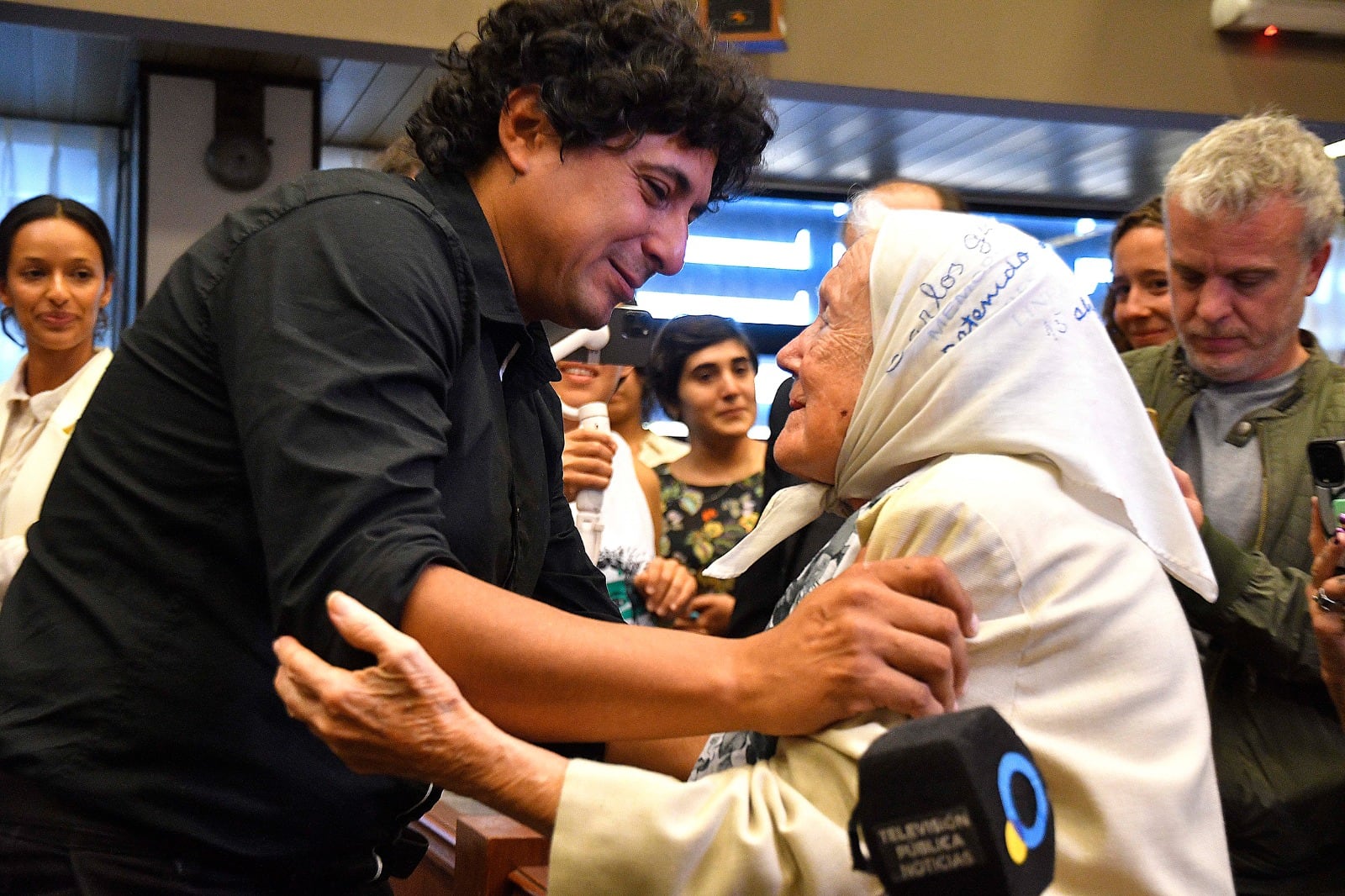 El emotivo abrazo entre Nora Cortiñas y Marcos Bazán, luego de su absolución.