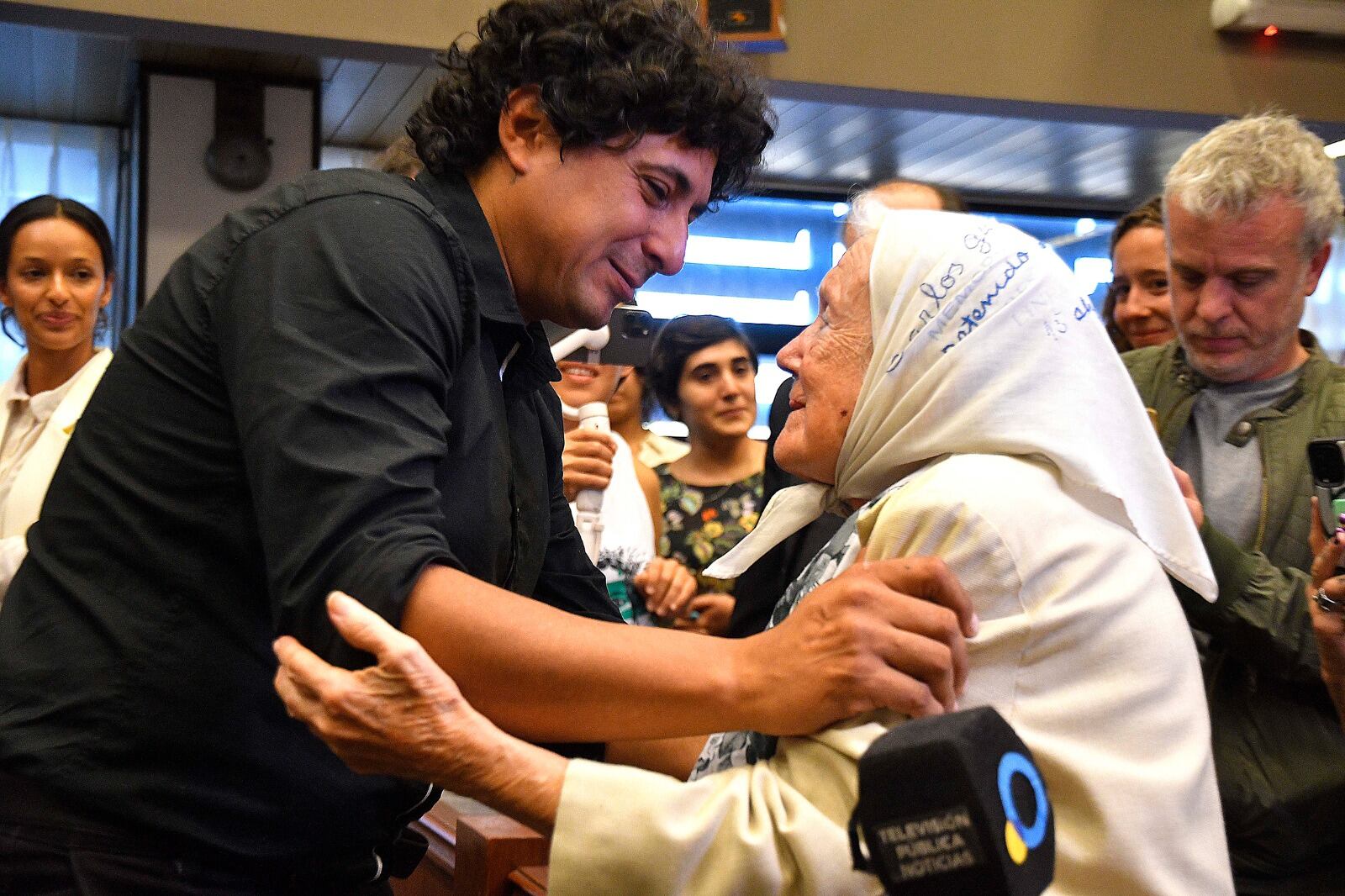 El emotivo abrazo entre Nora Cortiñas y Marcos Bazán, luego de su absolución.