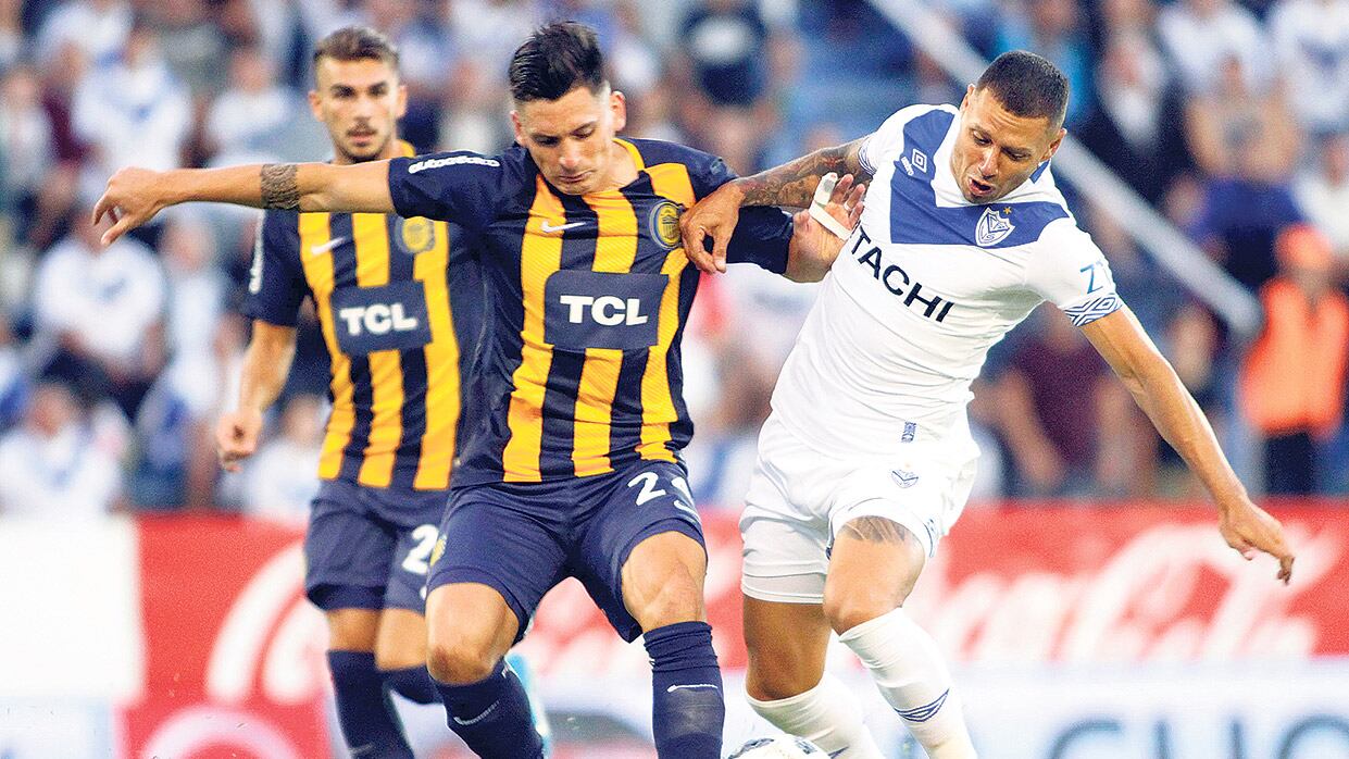 El chileno Alfonso Parot, autor del 1-1, lucha con Mauro Zárate.