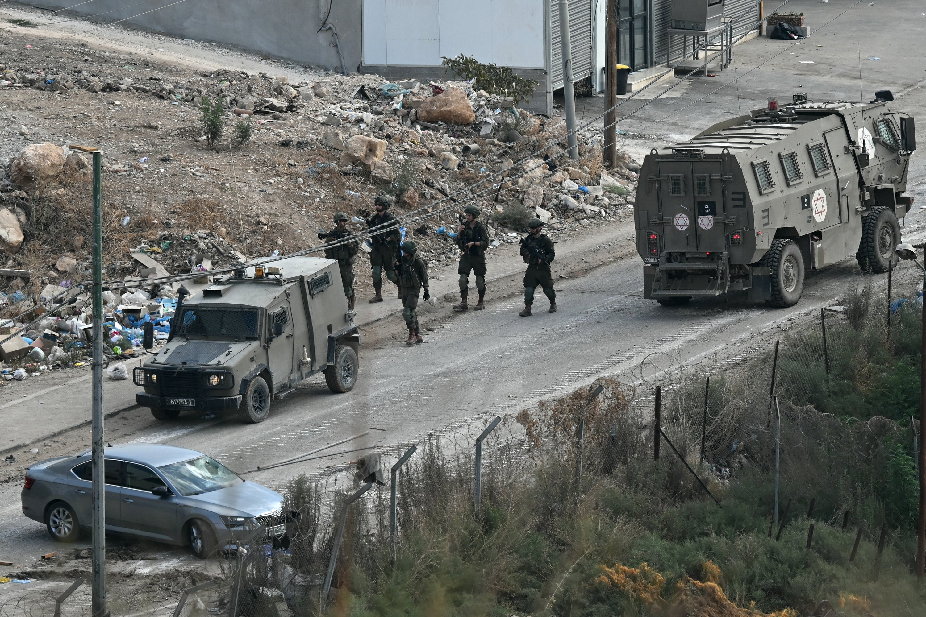 Soldados israelíes patrullan el campamento para refugiados palestinos de al-Faraa en Cisjordania.