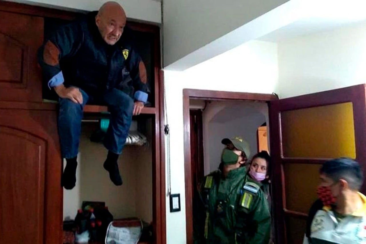 Carlos Cialceta saliendo de su escondrijo.