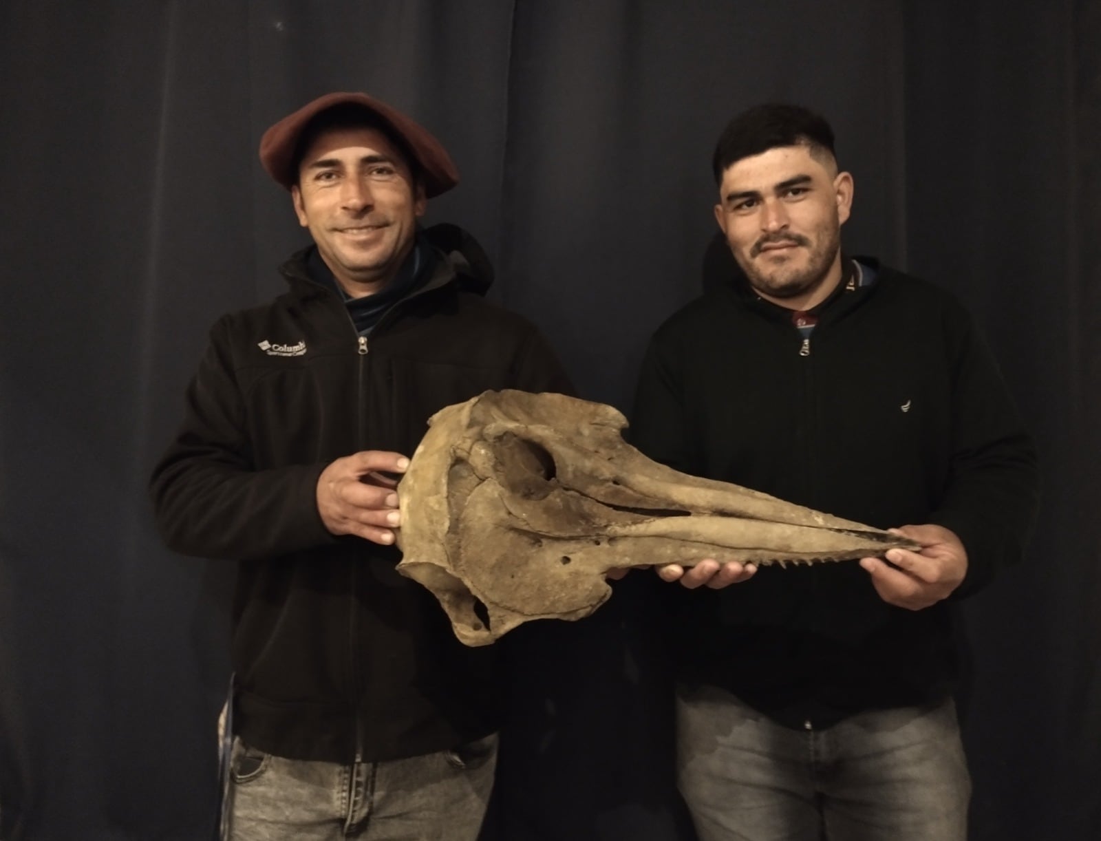 Los pescadores Damián Crispien y Pablo Silva hallaron el cráneo del delfín en el riacho Baradero.