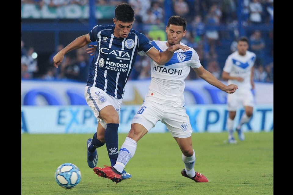 Brunetta lucha por la pelota en un Godoy Cruz-Vélez.