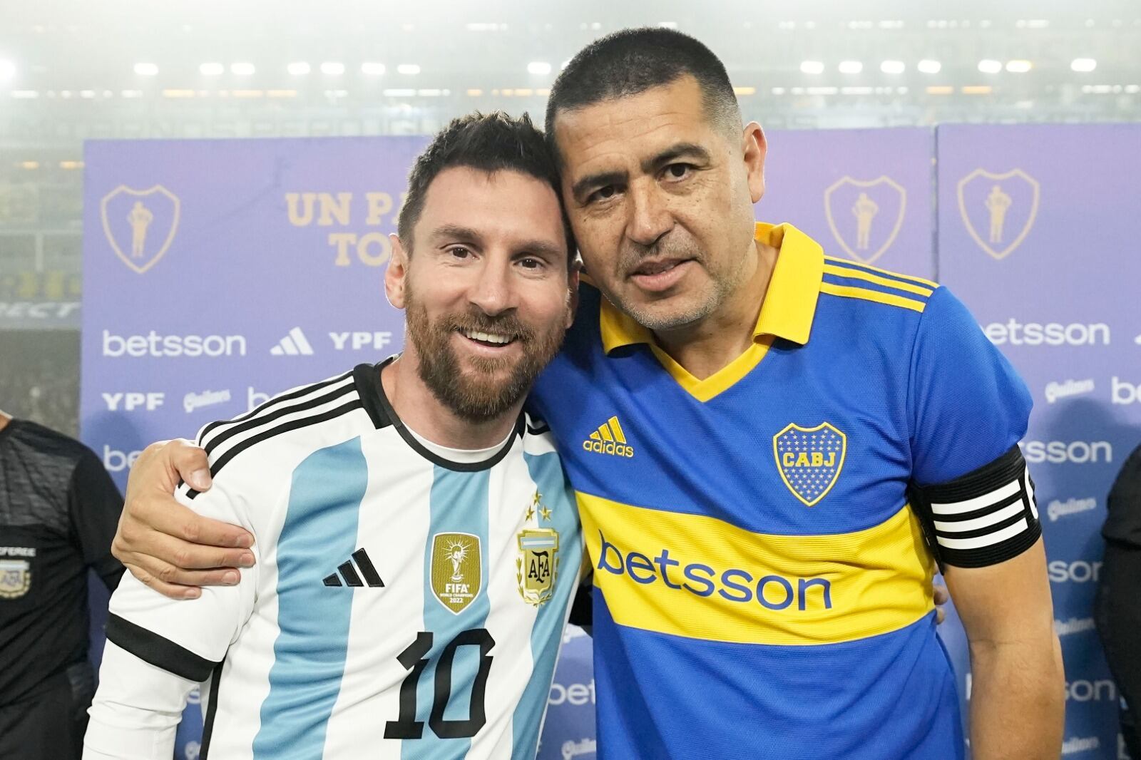 Messi y Riquelme se abrazaron en varias oportunidades en la cancha