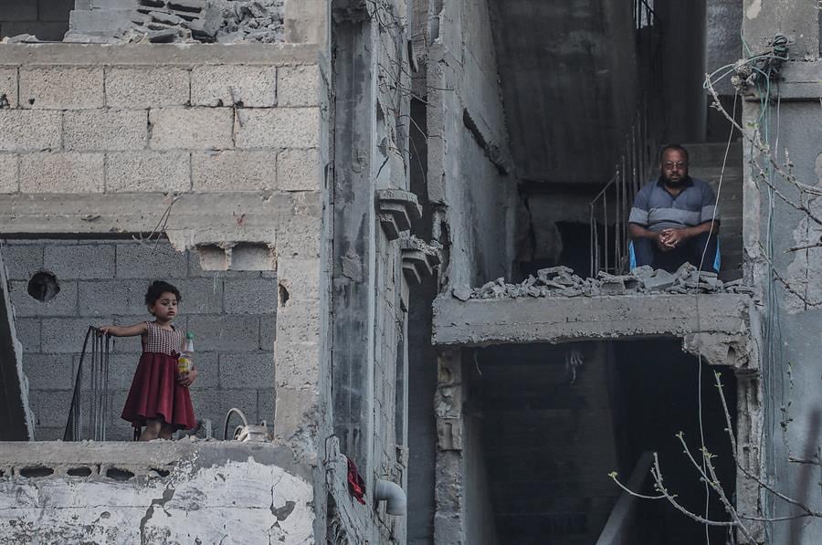 Una familia en Gaza, tras los bombardeos.