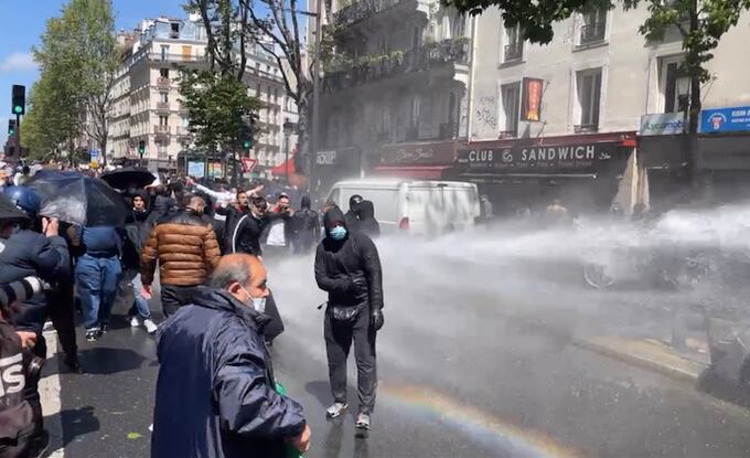 Agua para dispersar a los manifestantes en la capital francesa. 