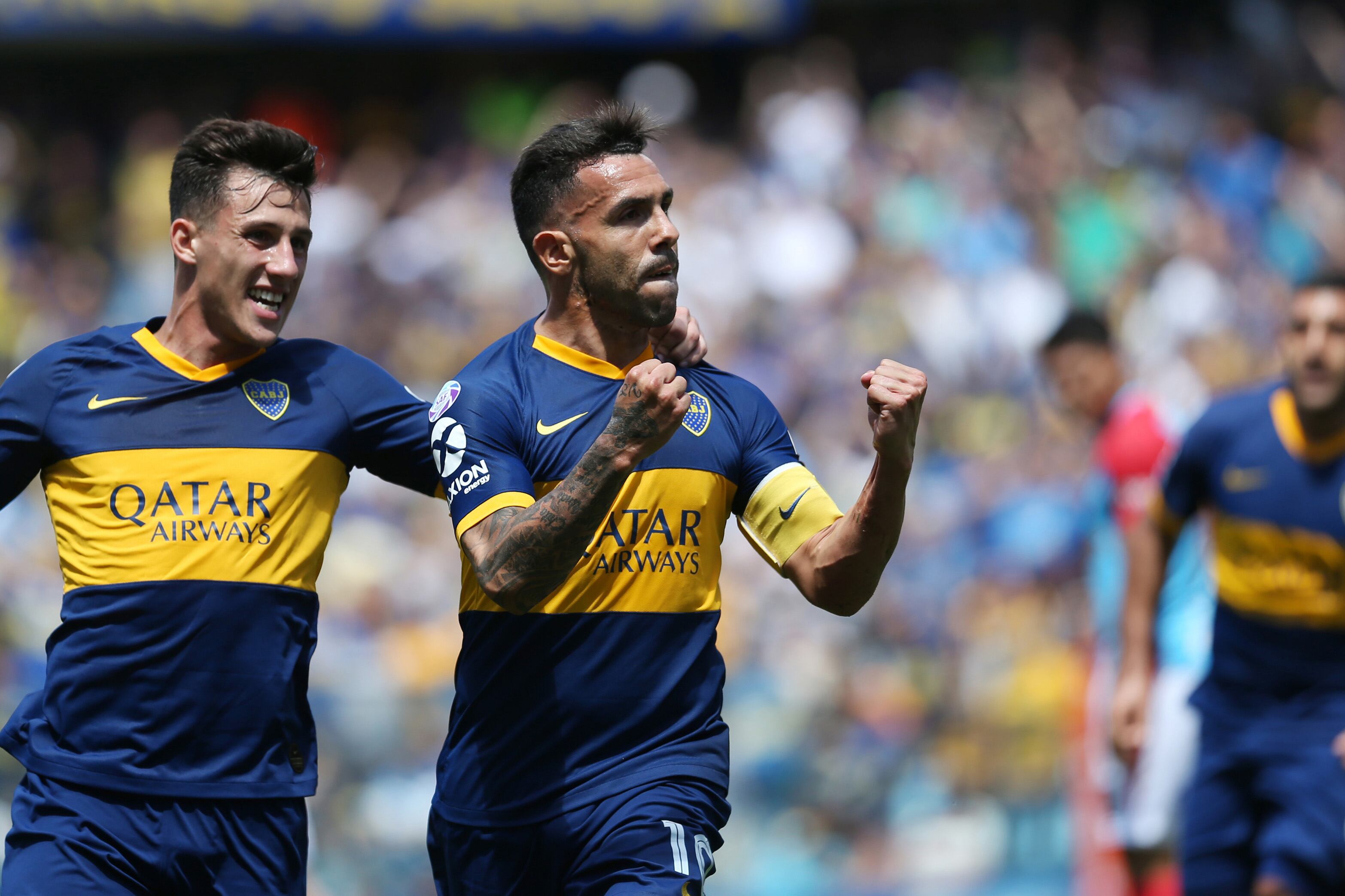 Tevez festeja el 1-0 parcial de Boca, que llegó tras una linda pirueta.