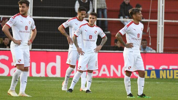 Los jugadores del Rojo, tras la derrota en Entre Ríos.