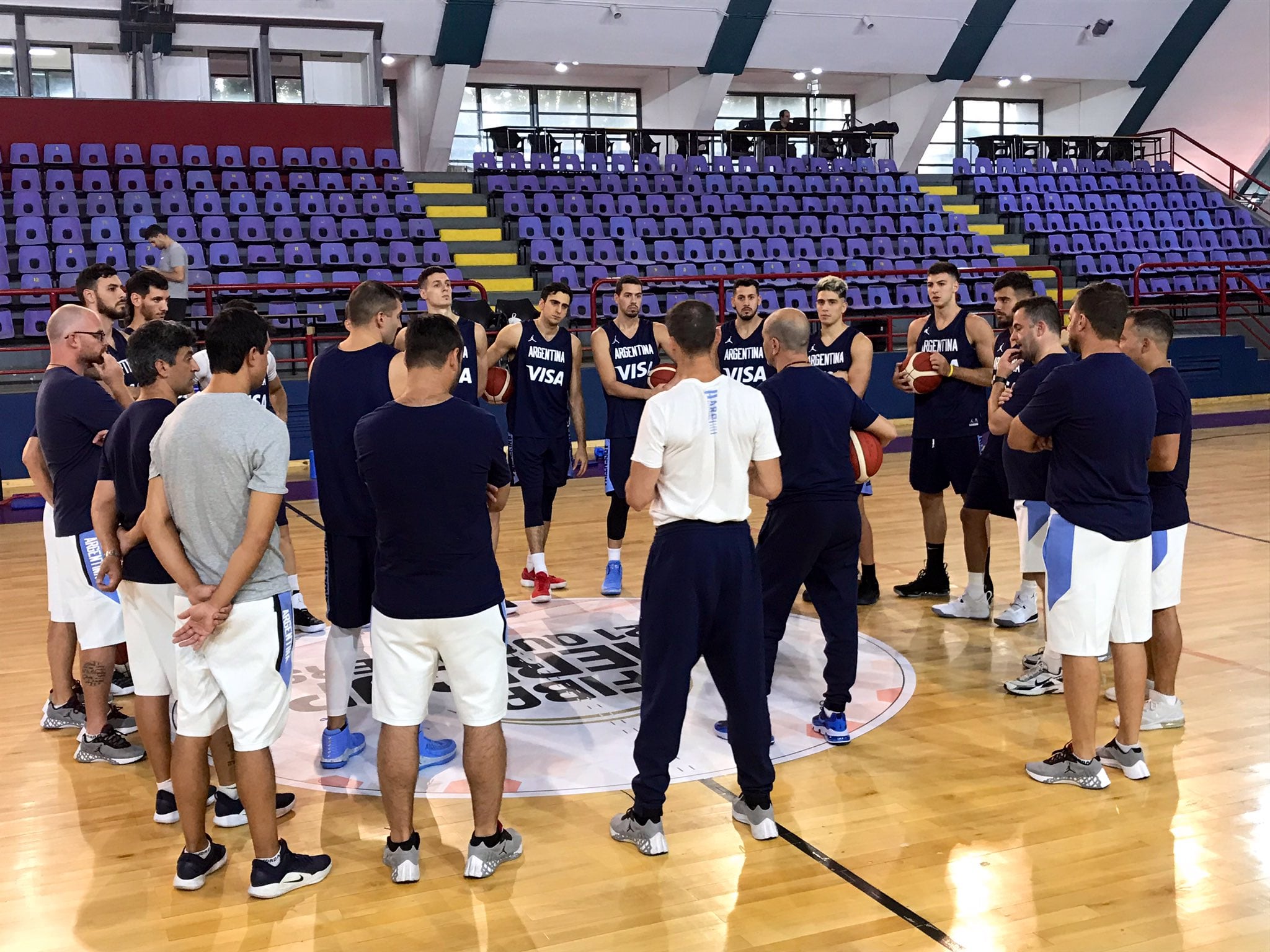 Sergio Hernández, junto a su nuevo grupo de jugadores, con los que afrontará estas dos ventanas.