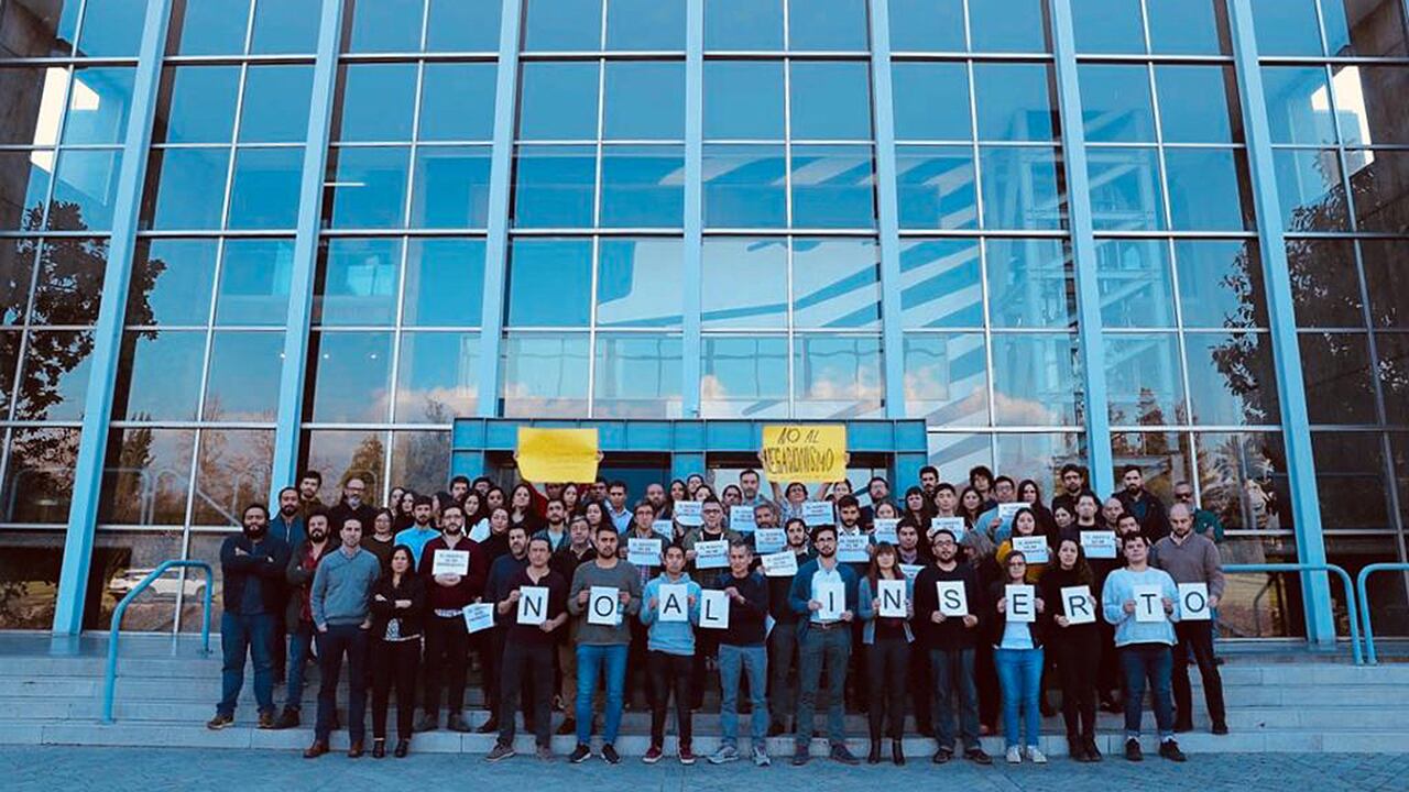 Con una manifestación frente al edificio del diario, los periodistas de El Mercurio repudiaron la solicitada.