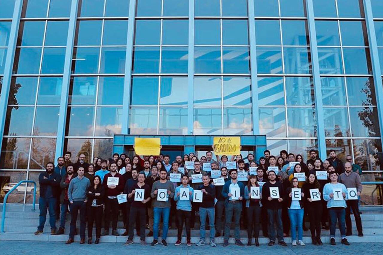Con una manifestación frente al edificio del diario, los periodistas de El Mercurio repudiaron la solicitada.