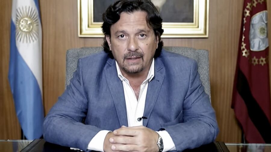 El gobernador de Salta, Gustavo Sáenz, fue internado en un sanatorio de la capital provincial por un cuadro de diverticulitis aguda no complicada, informaron este martes fuentes gubernamentales.