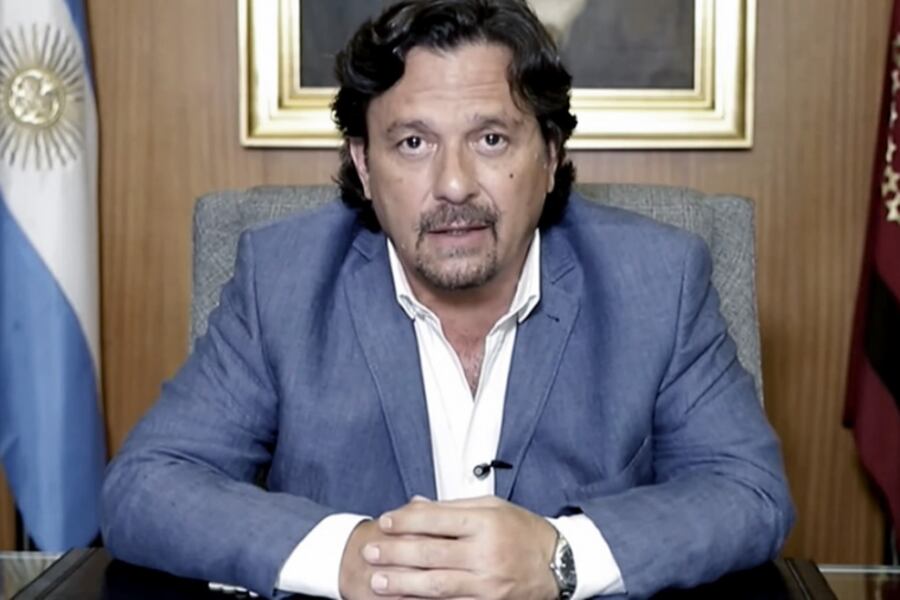 El gobernador de Salta, Gustavo Sáenz, fue internado en un sanatorio de la capital provincial por un cuadro de diverticulitis aguda no complicada, informaron este martes fuentes gubernamentales.