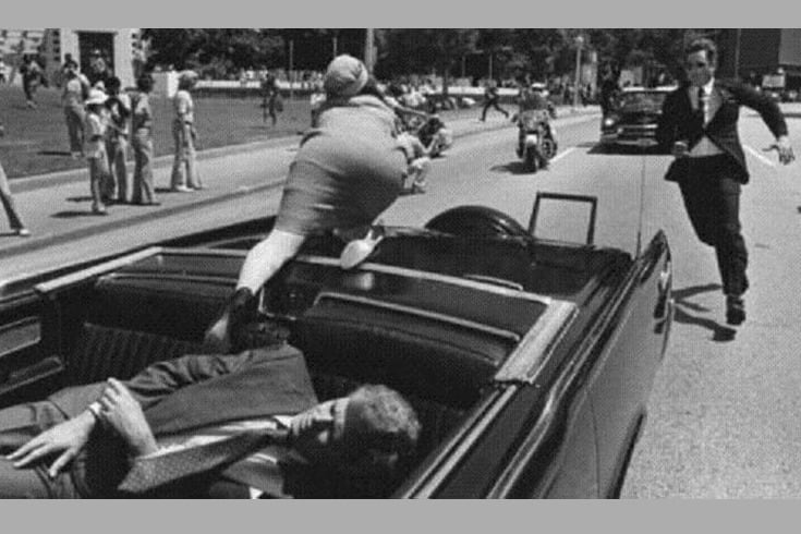 En 1963 es asesinado en Dallas el presidente norteamericano John Kennedy. Tres disparos alcanzan el auto descapotable en el que avanza por las calles de esa ciudad de Texas.