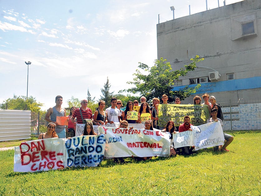 Padres y docentes de la secundaria Federico García Lorca salen “en defensa del patio”.