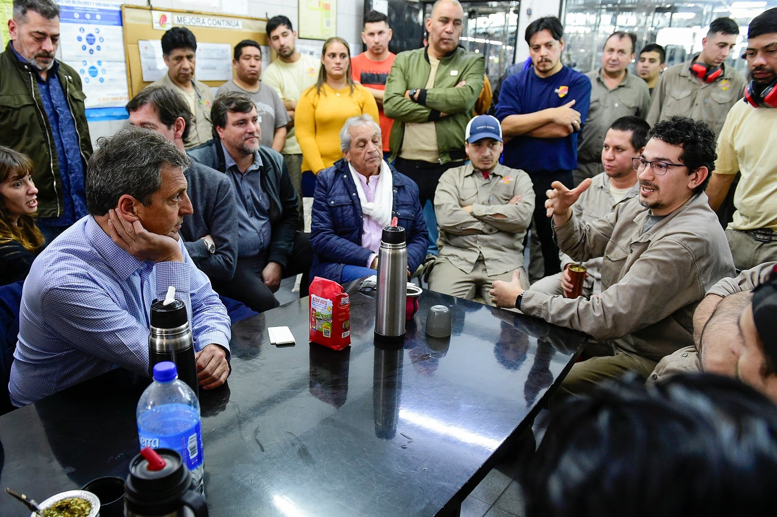 Sergio Massa mantuvo una larga charla con trabajadores textiles.