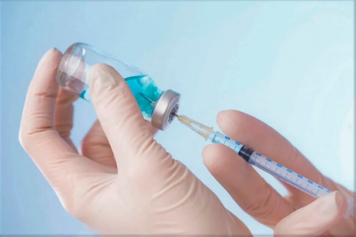 El Ministerio de Salud bonaerense recordó que la vacuna de la gripe y la del Covid-19 son compatibles.