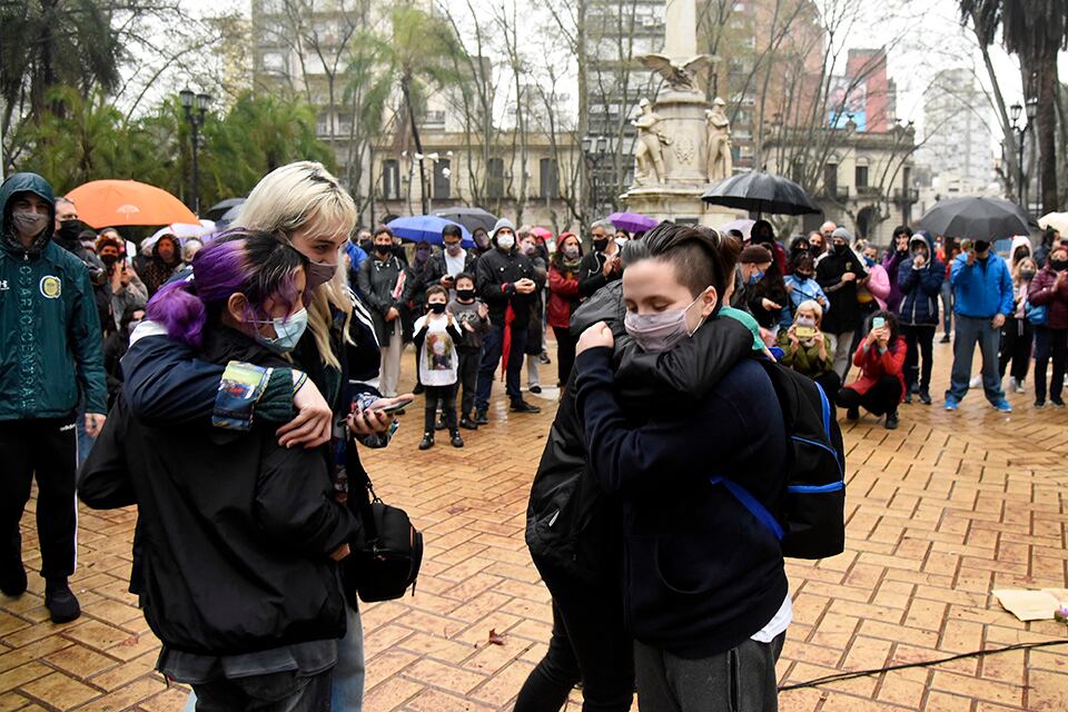 Hubo voces y abrazos de reencuentro, a pesar de la llovizna y de los tapabocas.