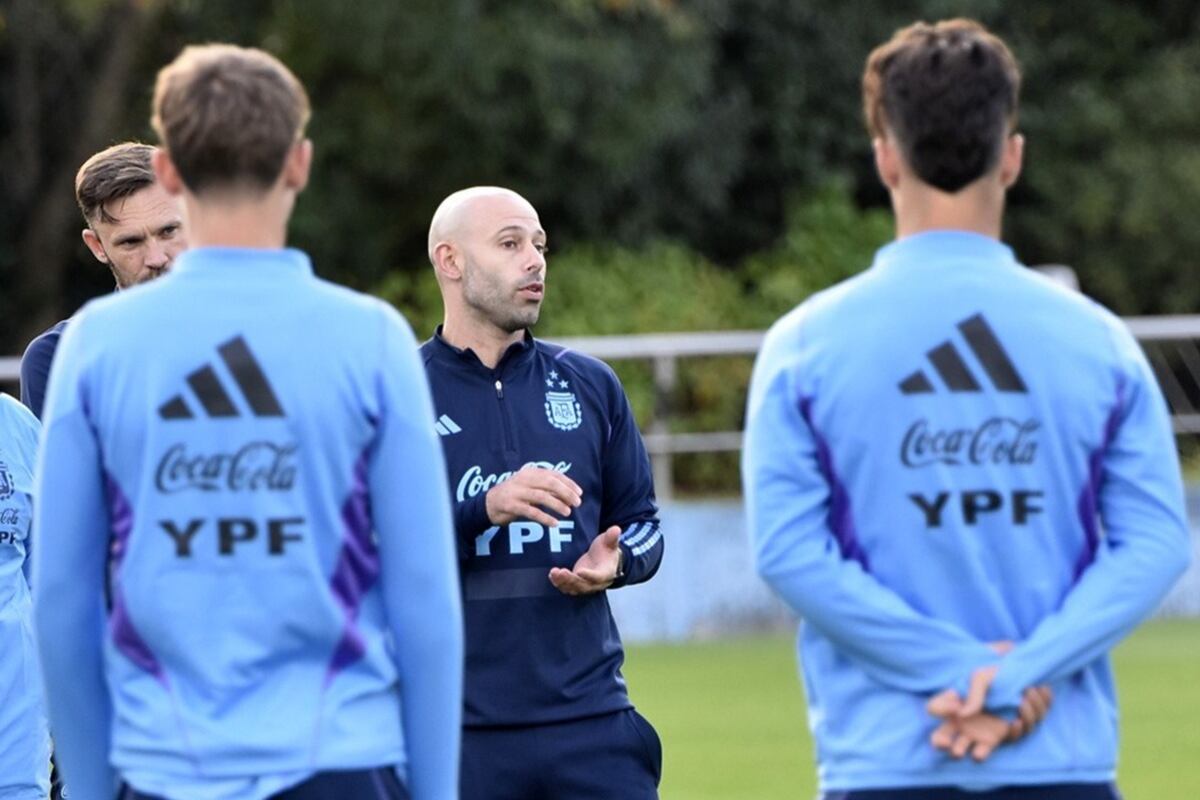 Mascherano dando indicaciones en la práctica