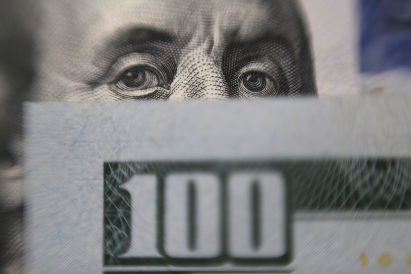 La brecha de los dólares financiero con el tipo de cambio oficial se mantiene por encima del 50%.