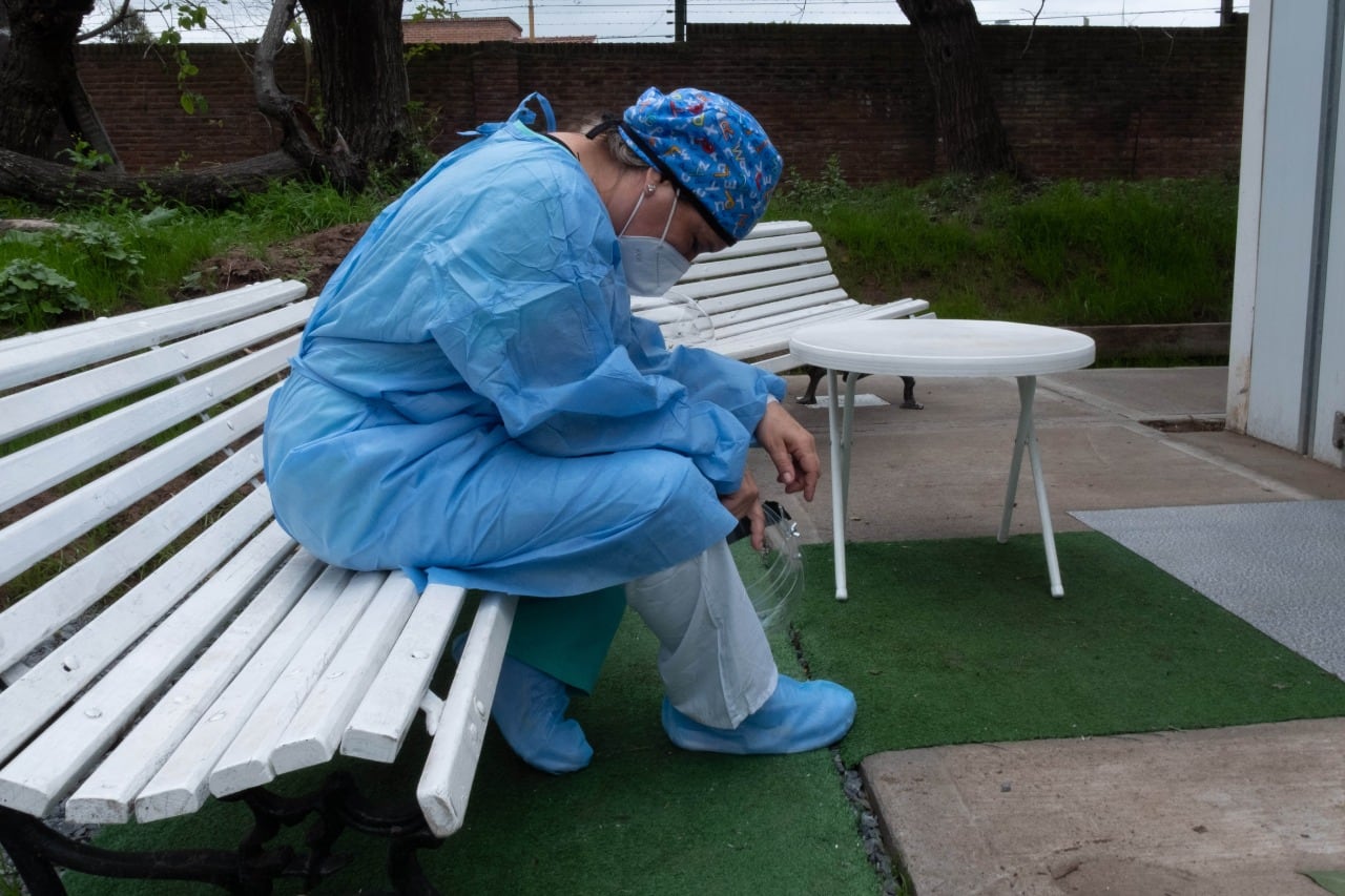 Agotades y con malos sueldos, cada vez hay menos enfermeres en el mundo.