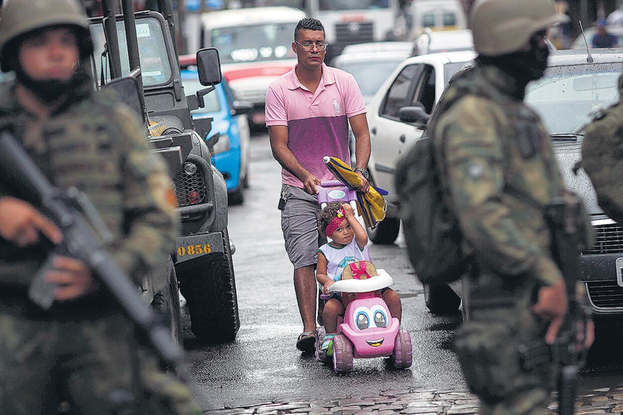 Las Fuerzas Armadas coparon los accesos a tres favelas en Río.