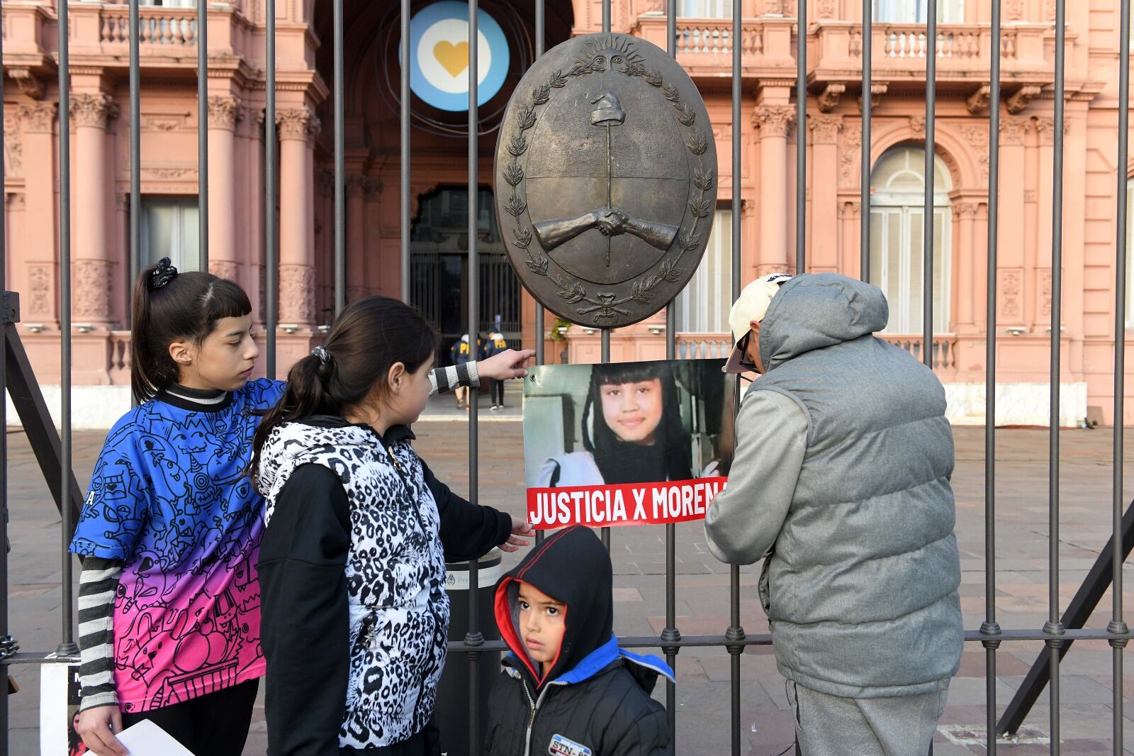 Una amiga de Morena pone su foto en las rejas de la Casa Rosada.