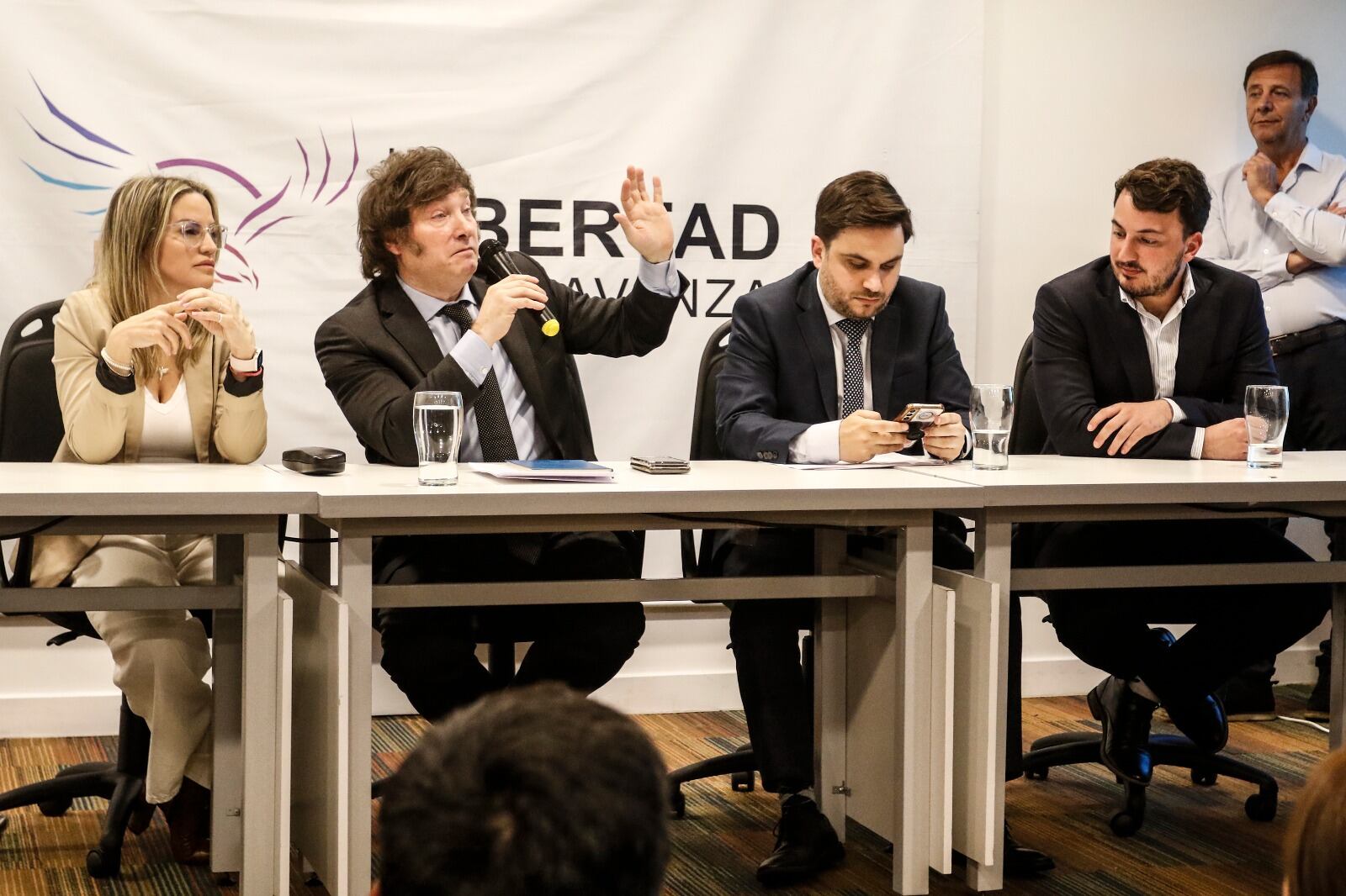 Javier Milei en la conferencia de prensa donde intentó desligarse de la corrida pero terminó incentivándola.