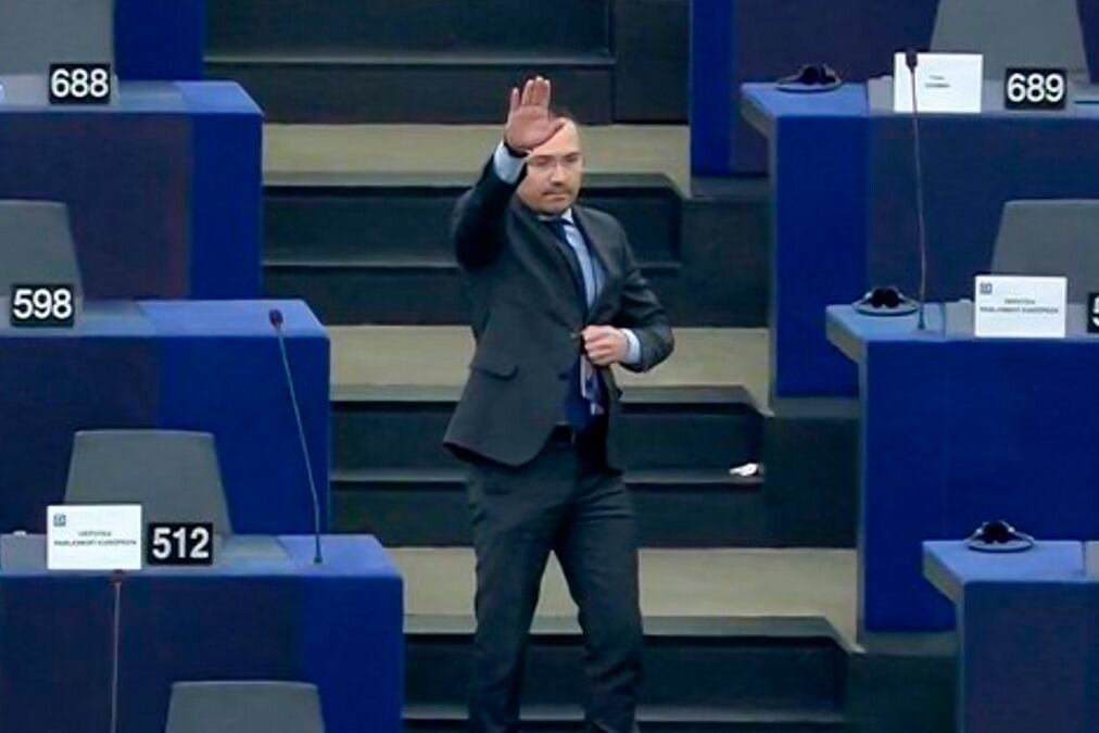 El momento en que Dzhambazki saludó al estilo nazi. 