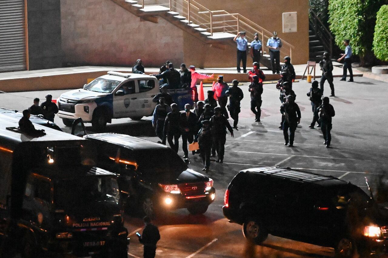 Fuerzas especiales escoltan a Hernández tras el fallo en favor de su extradición.