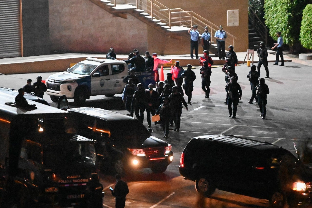 Fuerzas especiales escoltan a Hernández tras el fallo en favor de su extradición.