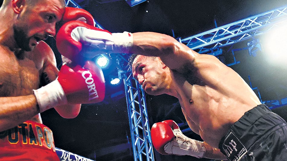 Omar Narváez, vigente a los 42 años, en el estadio de Obras Sanitarias.