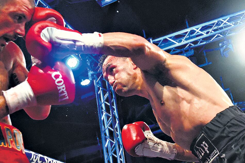 Omar Narváez, vigente a los 42 años, en el estadio de Obras Sanitarias.