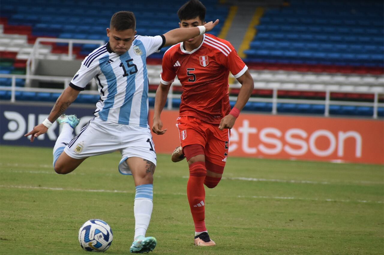 El pibe Axel Encinas, de River, prueba de lejos al inicio de Argentina-Perú