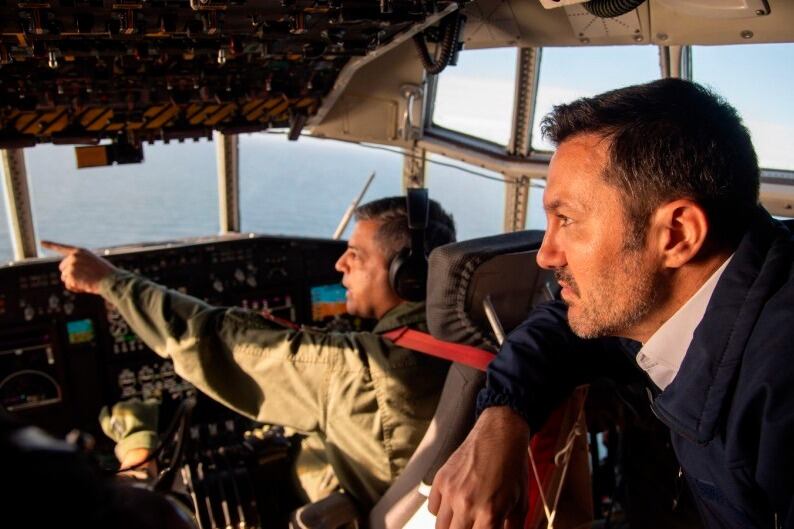 Al ministro Luis Petri le gusta posar en "acción".