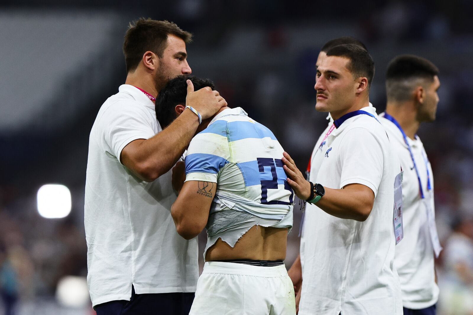 Matías Moroni es consolado tras la derrota con Inglaterra. Debut inesperadamente malo de Los Pumas