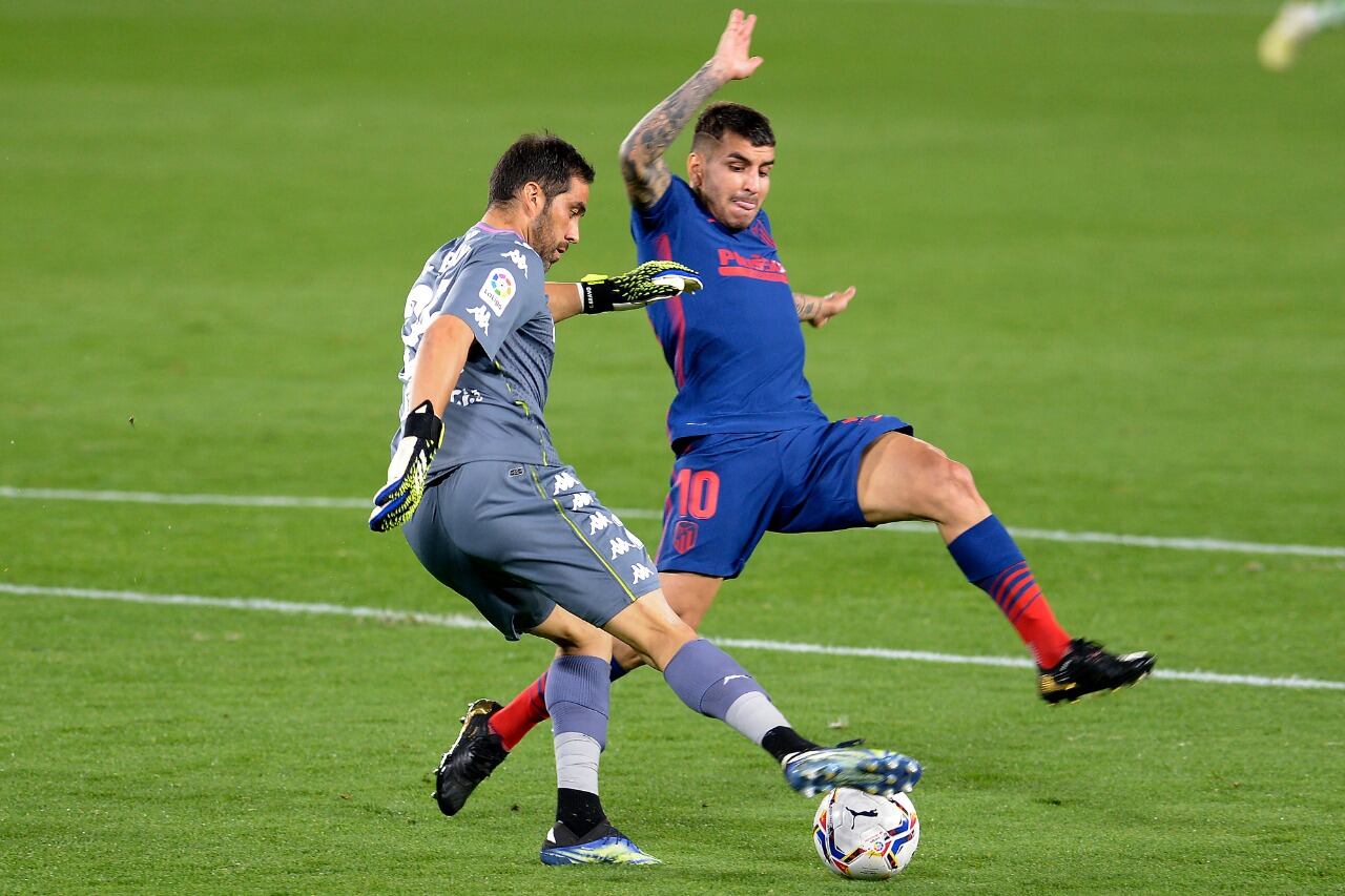 Claudio Bravo le ganó el duelo a Angel Correa.