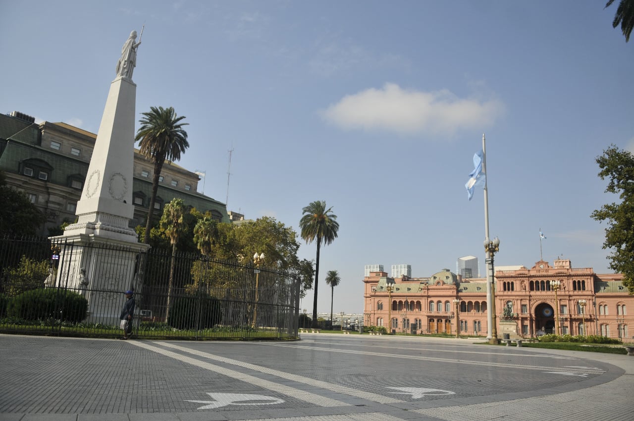 En 2020 el presidente Alberto Fernández firma el DNU que establece que, desde el día siguiente, rige en todo el territorio nacional una cuarentena para frenar la propagación del coronavirus.