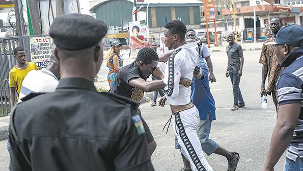 Peleas por supuestas compras de votos en un centro electoral en Lagos.