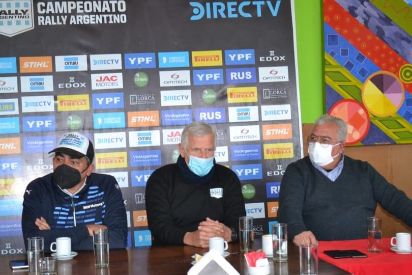 Epidio Guaraz (izquierda) durante la presentacón del Rally.