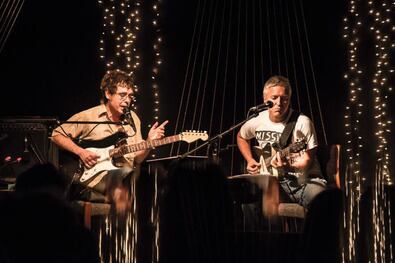 Fernando Cabrera y Martín Buscaglia tocarán esta noche en el Teatro de Plataforma Lavardén.